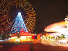 夜の遊園地。