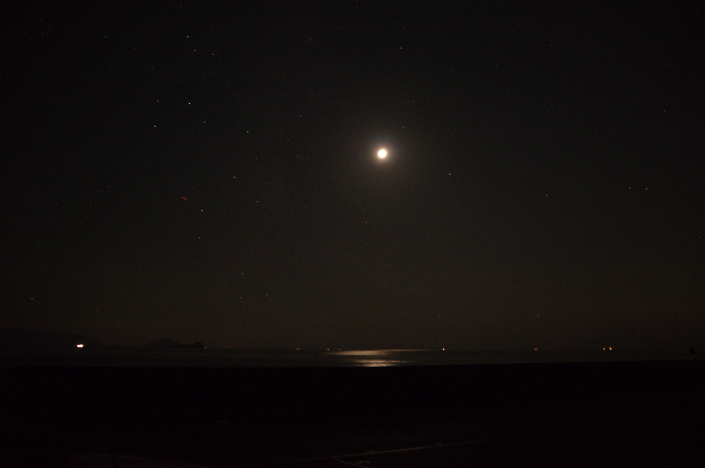 海に映る月影