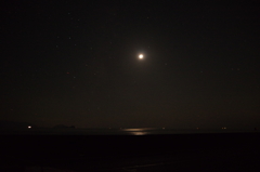 海に映る月影