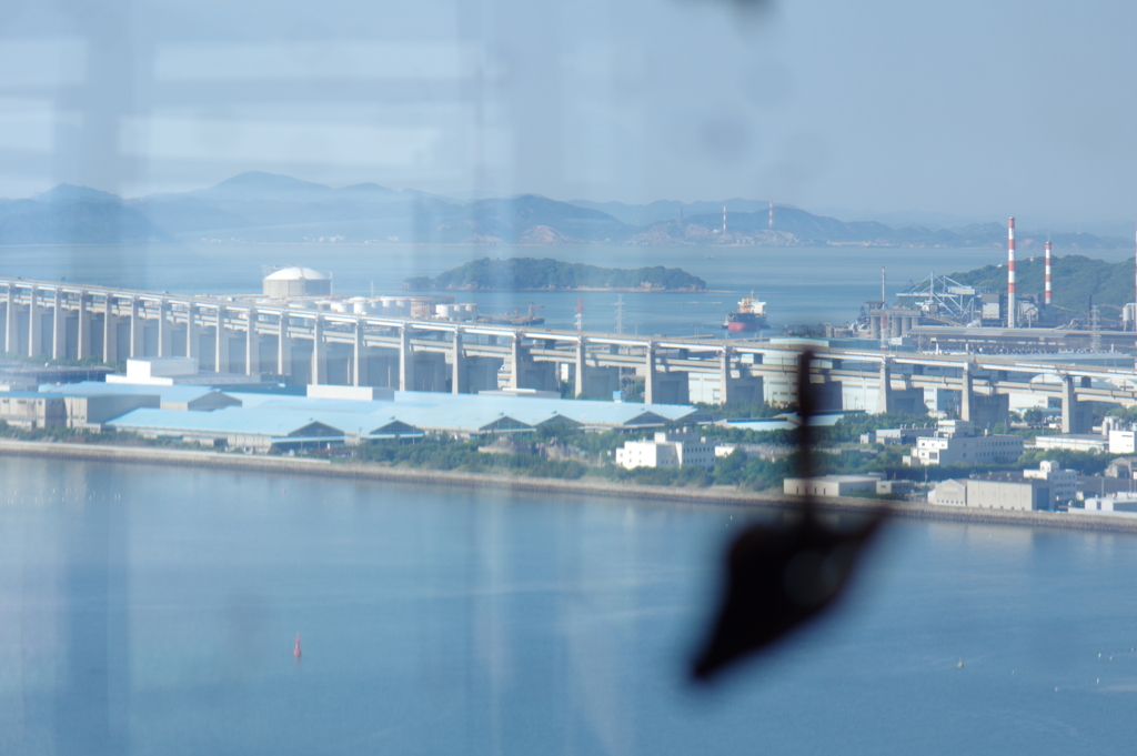 金魚越しに臨む瀬戸大橋
