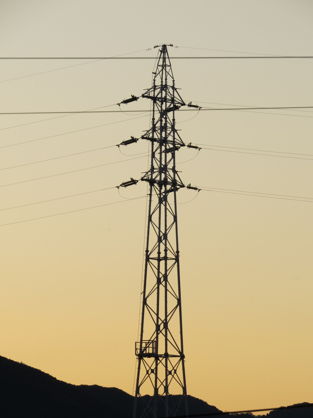 朝焼け背景の鉄塔
