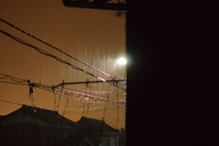 突然の雨と工場明りと街灯と電線