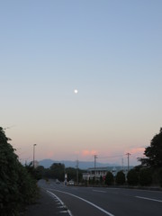 夕暮れの月