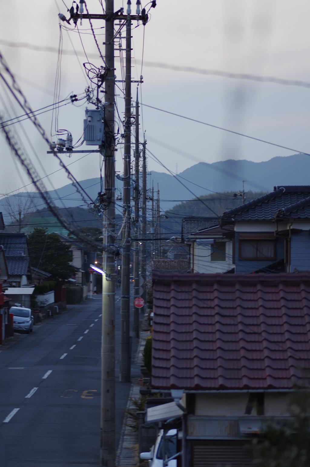 マジックアワーと電柱と圧縮構図