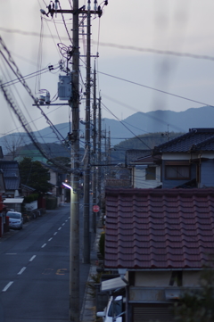 マジックアワーと電柱と圧縮構図