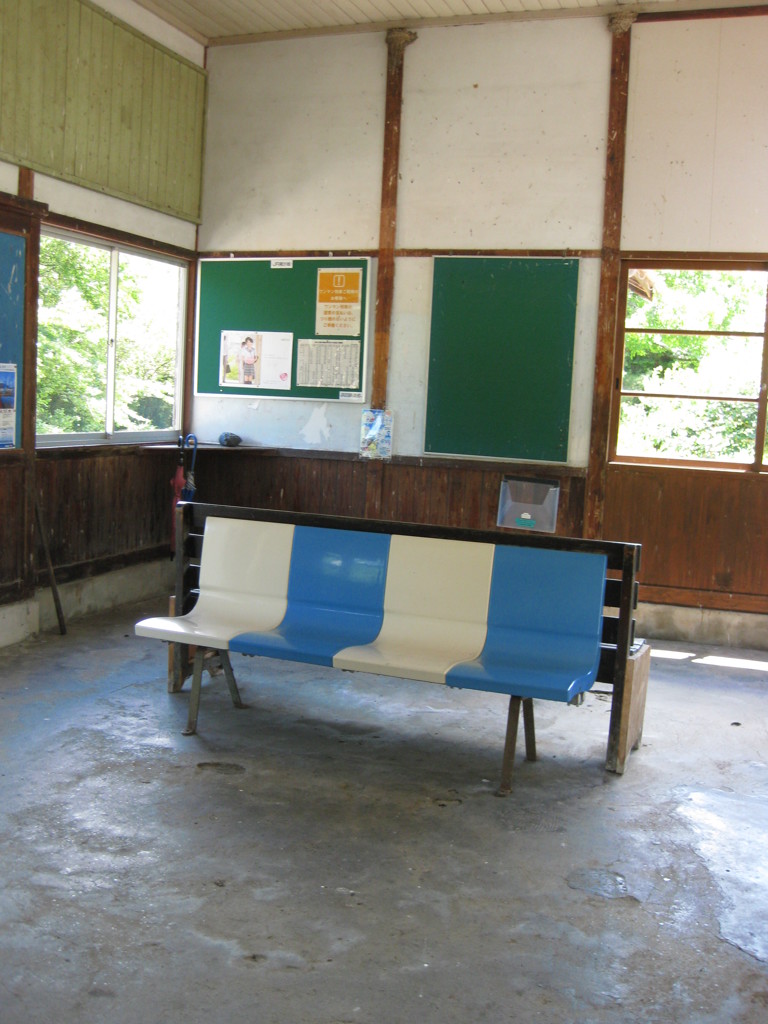 川平駅　いす
