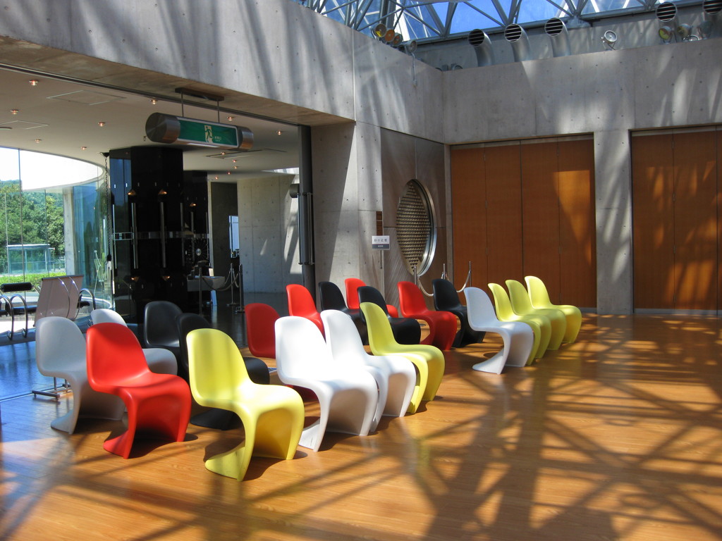 一年の下のいす