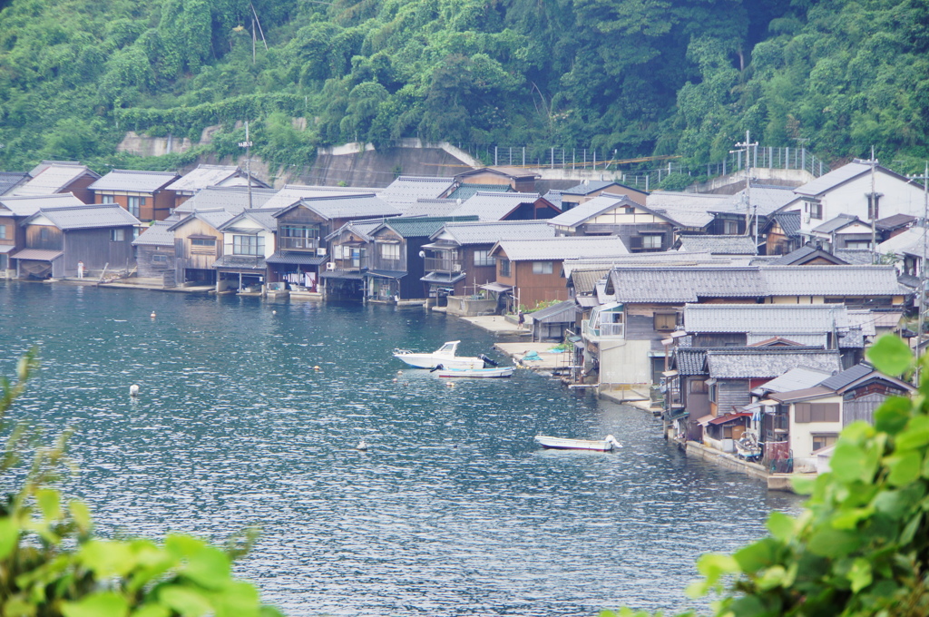 隠れて