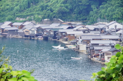 隠れて