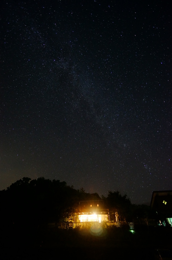 明かりと星空