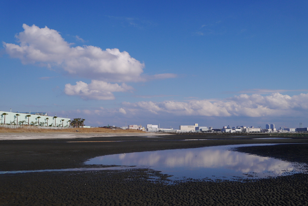 空を切りとる水たまり