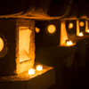 毛利家の菩提を弔う「迎え火」　石灯籠の灯り