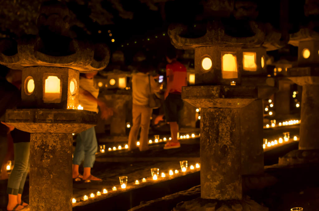 毛利家の菩提を弔う「迎え火」　石灯籠