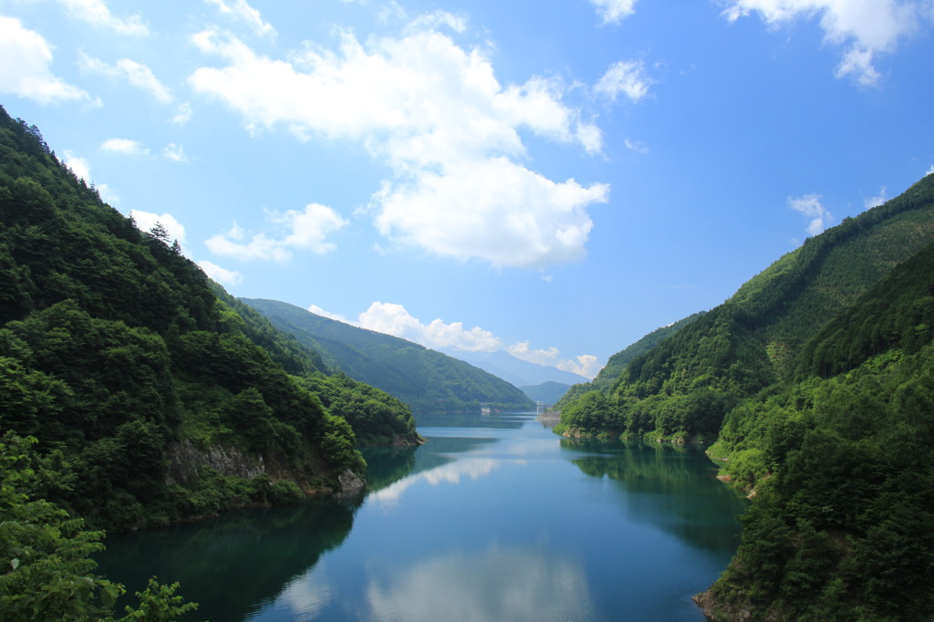 山の谷間に