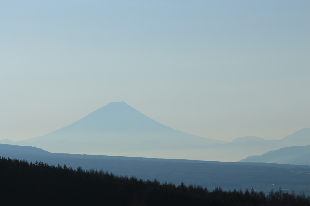 蒼白く聳え立つ