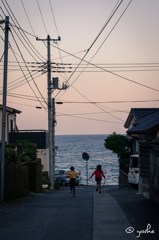 海辺の街の黄昏と子供たち