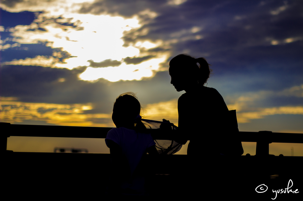 妻と娘と夕焼け