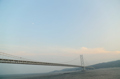 明石大橋と月