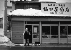 屋根を突っつく