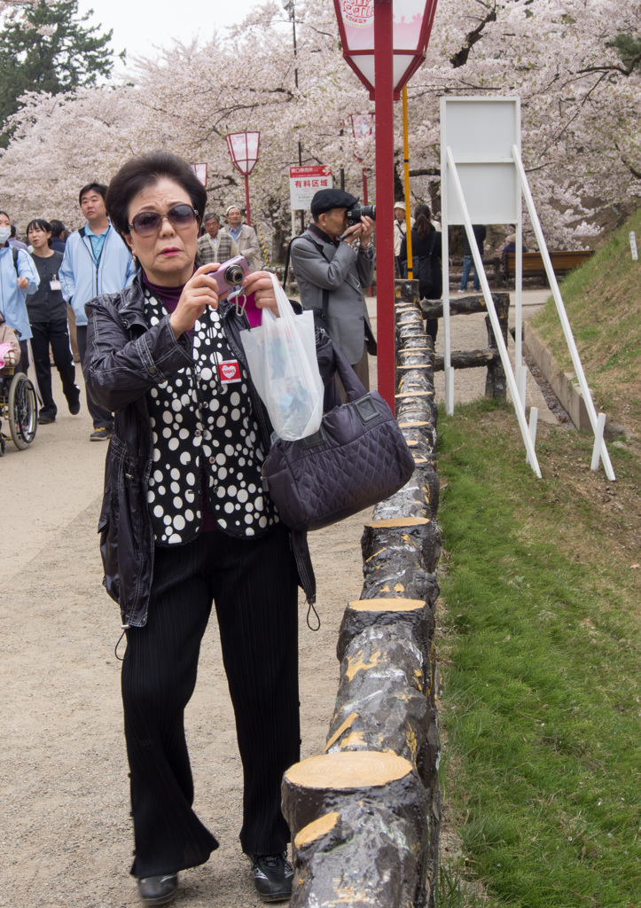 サングラスのカメラ女子