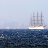 荒天を出航する海王丸