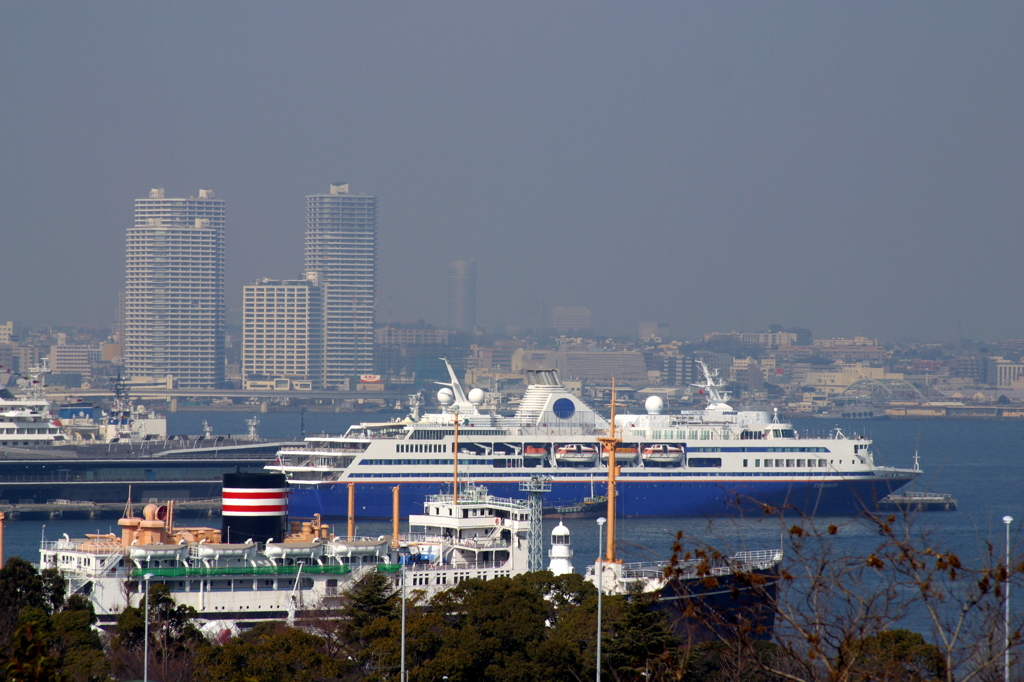 Explorer,手前は、氷川丸