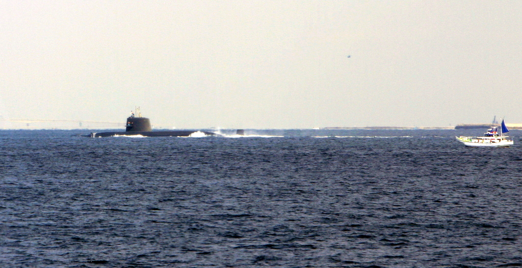 潜水艦と乗り合い釣り船