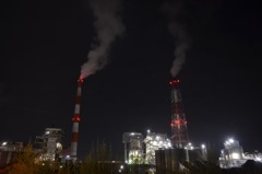 夜の工場