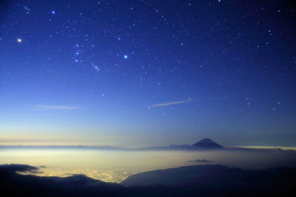 夜空に瞬く星に...