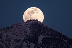 剣ヶ峰に昇る月