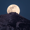剣ヶ峰に昇る月