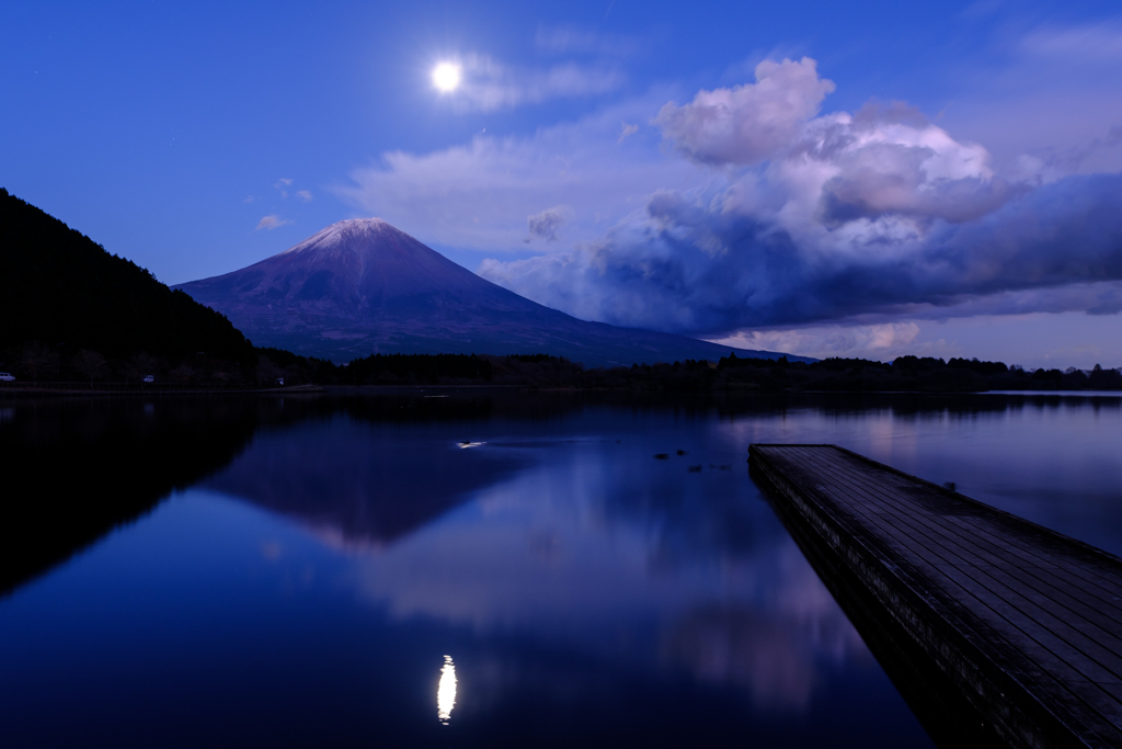 月明りの湖