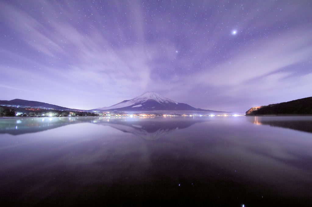 未明の山中湖より