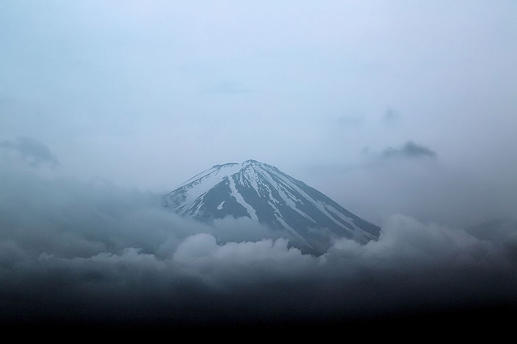 梅雨空の下で...