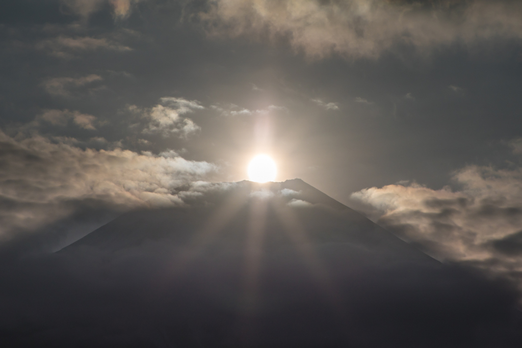 雲間に昇る