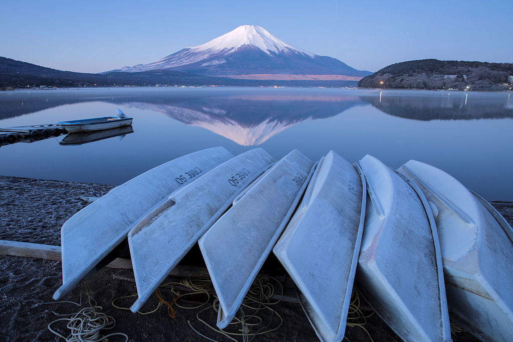 早朝の湖畔にて...