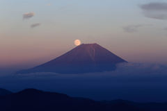 月に赤富士