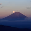月に赤富士