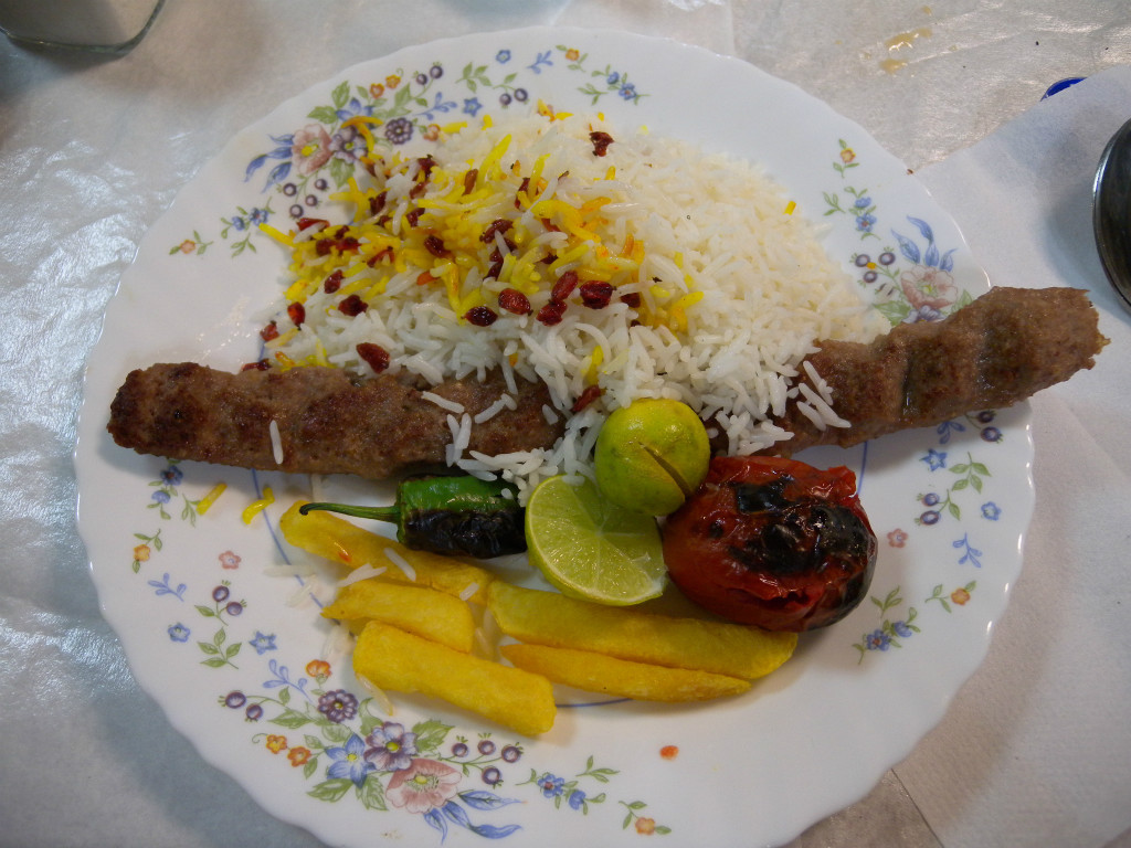 イラン 食事 ミンチ肉のケバブとサフランライス