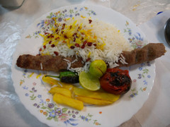 イラン 食事 ミンチ肉のケバブとサフランライス