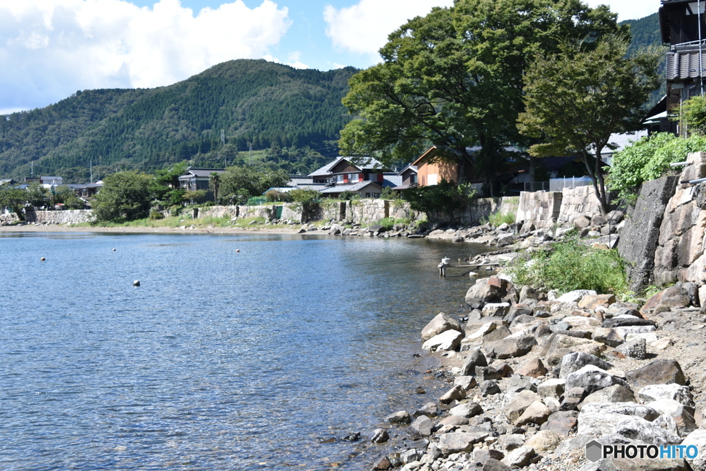 湖畔の散歩・湖岸の石積み