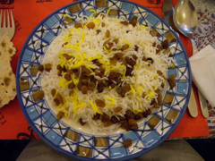 イラン 食事 干しぶどうライスと牛肉煮込み