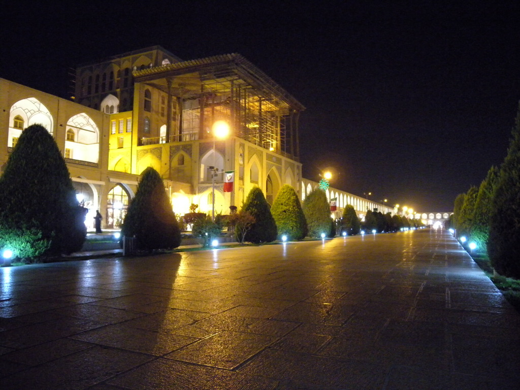 イラン　エスファハン　夜景アリ　カプ宮殿