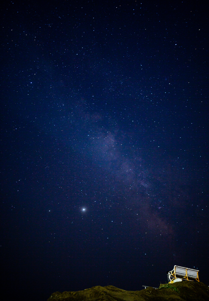 白いベンチと真夏の星空_縦構図