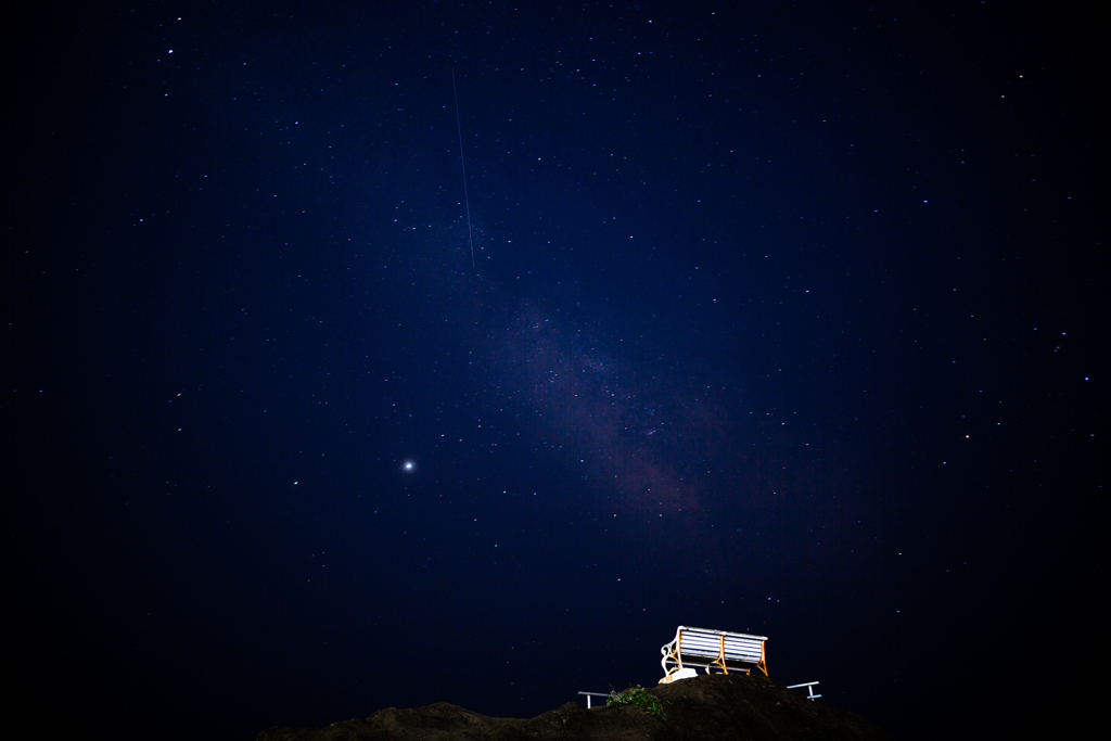 白いベンチと真夏の星空