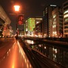 夜の街並み。