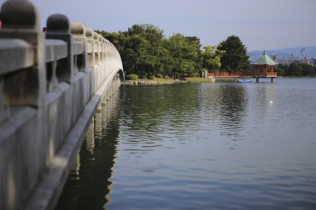 赤い浮見堂（橋と共に）。