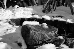 雪と石