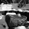 雪と石