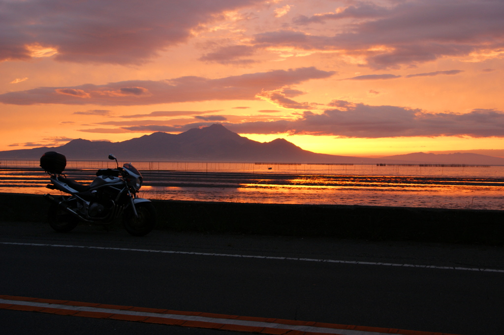 夕暮れの島原湾にて